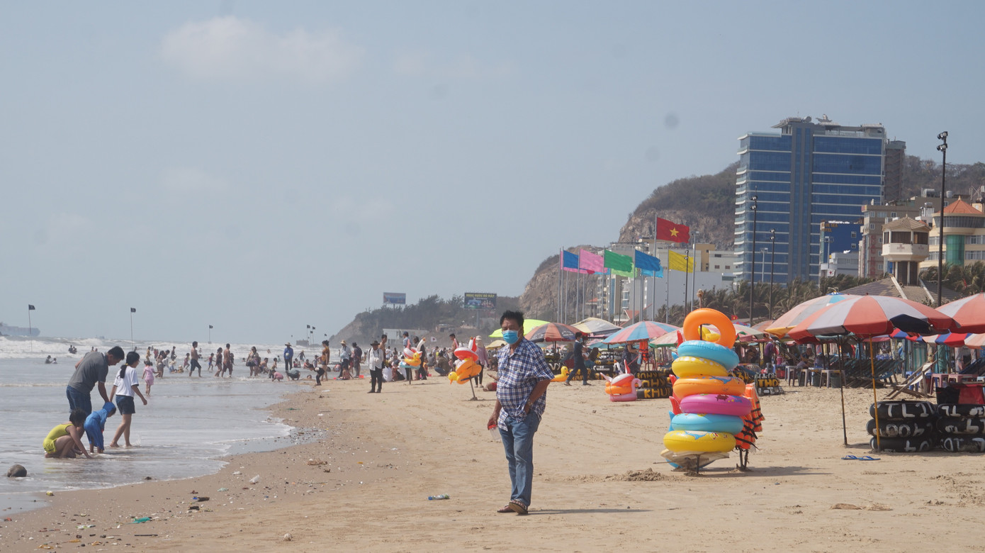 5 thuỷ thủ dương tính SARS-CoV-2: Đường phố Vũng Tàu vắng vẻ, khách tắm biển đeo khẩu trang ảnh 13