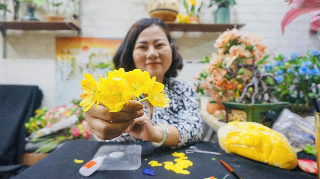 Độc đáo cây mai 'khủng' được tạo nên từ 35kg đất sét ảnh 10