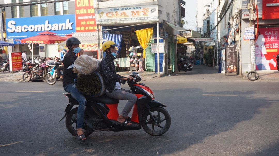 Dịch COVID-19 trở lại, chợ lá dong lớn nhất TPHCM rơi cảnh thưa vắng ảnh 14