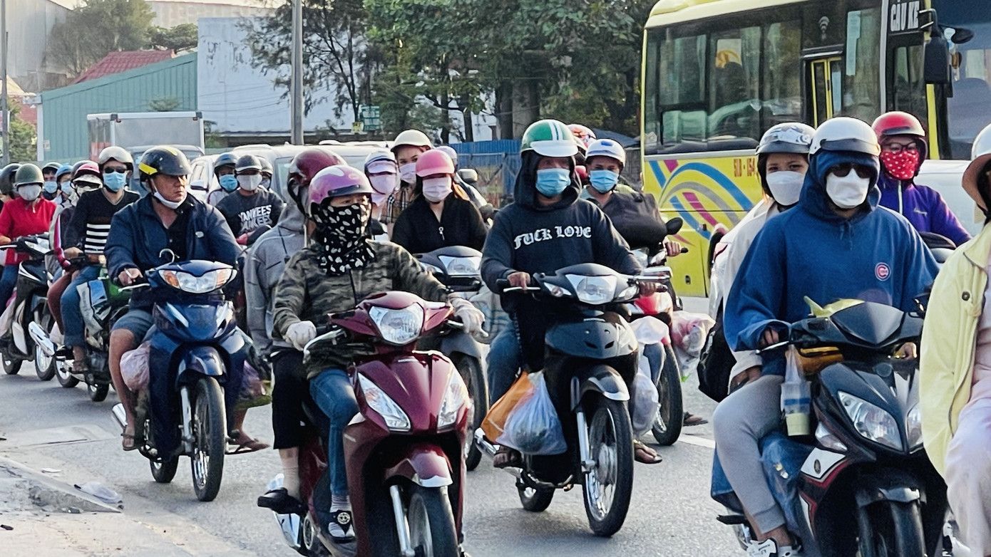 Xe cộ ùn ùn quay lại TPHCM sau kì nghỉ Tết ảnh 6