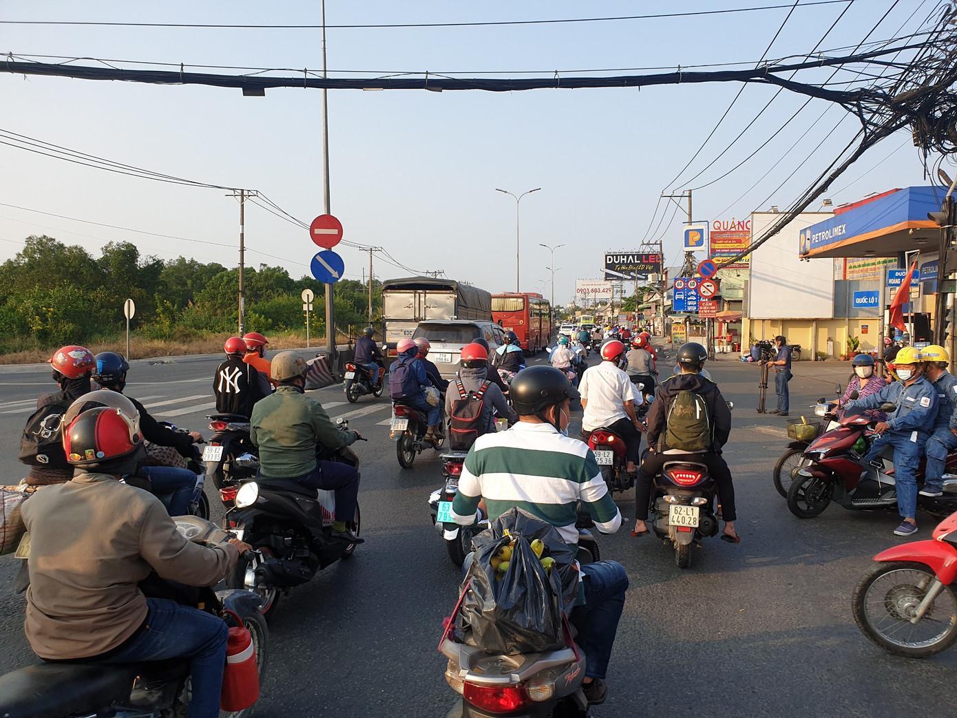 Xe cộ ùn ùn quay lại TPHCM sau kì nghỉ Tết ảnh 17