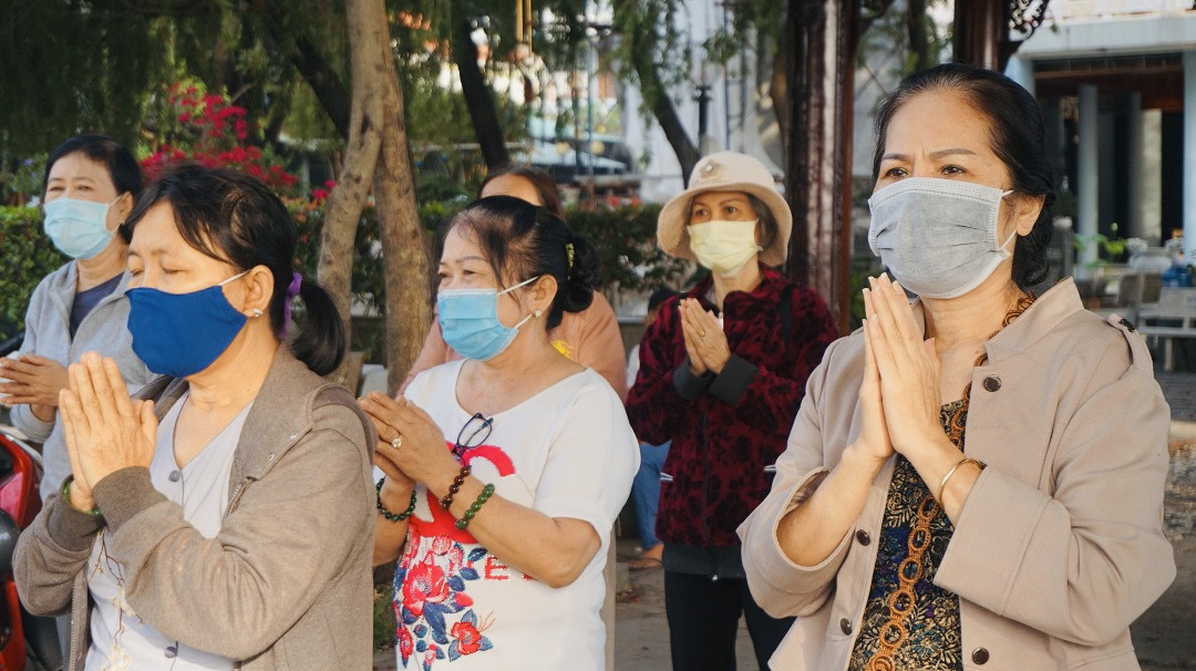 Người Sài Gòn đeo khẩu trang, thả cá chép đưa ông Táo về trời ảnh 12