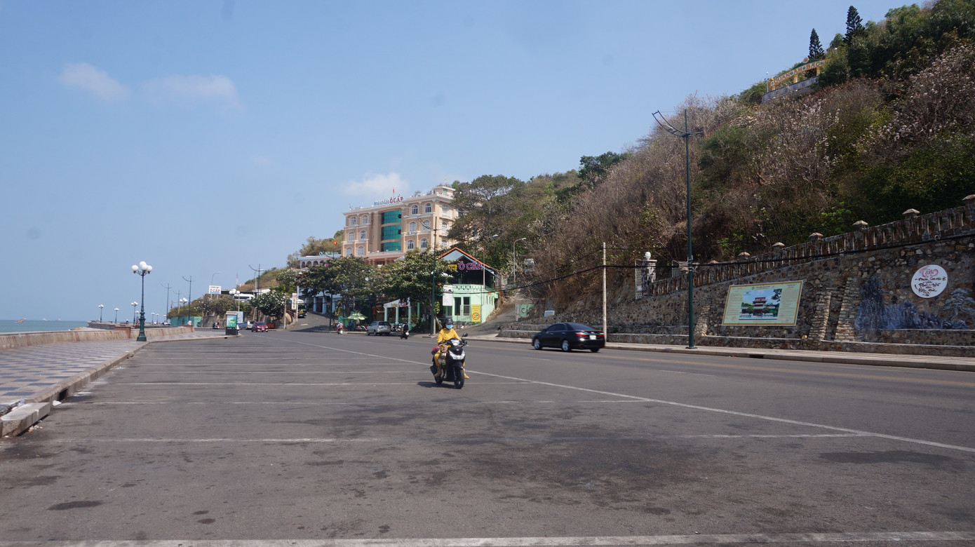 5 thuỷ thủ dương tính SARS-CoV-2: Đường phố Vũng Tàu vắng vẻ, khách tắm biển đeo khẩu trang ảnh 7