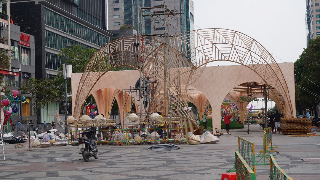 Hối hả thi công đường hoa Nguyễn Huệ ảnh 7