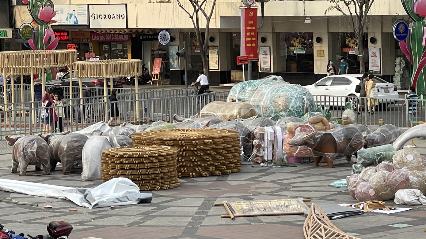 Hối hả thi công đường hoa Nguyễn Huệ ảnh 11