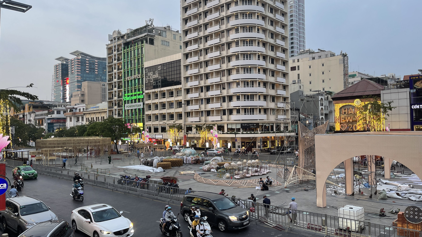 Hối hả thi công đường hoa Nguyễn Huệ ảnh 3