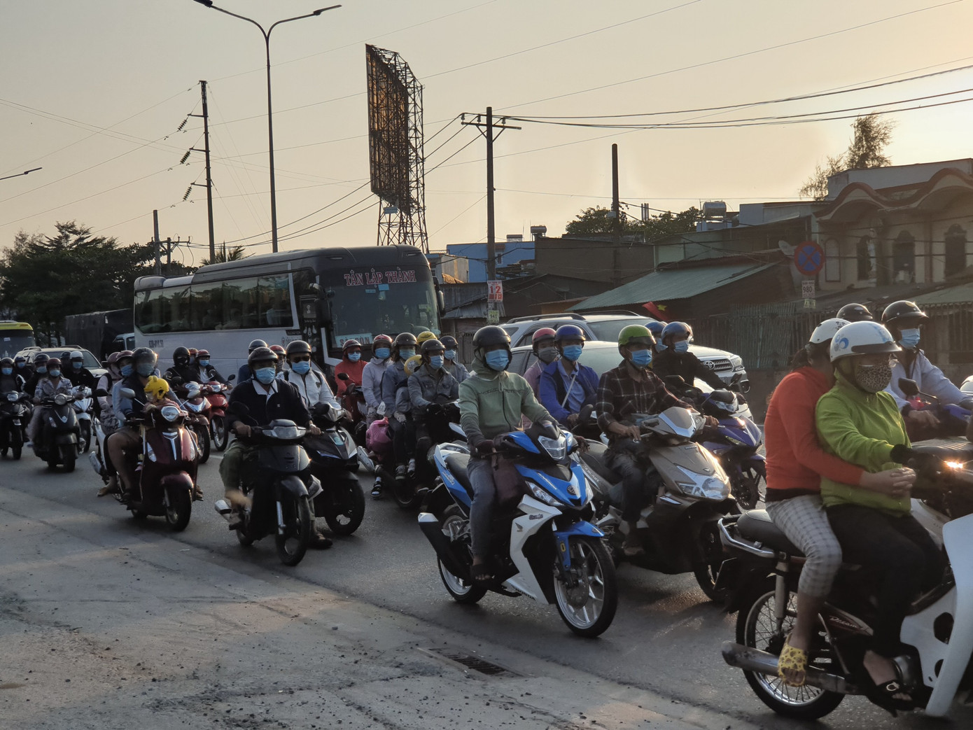 Xe cộ ùn ùn quay lại TPHCM sau kì nghỉ Tết ảnh 7