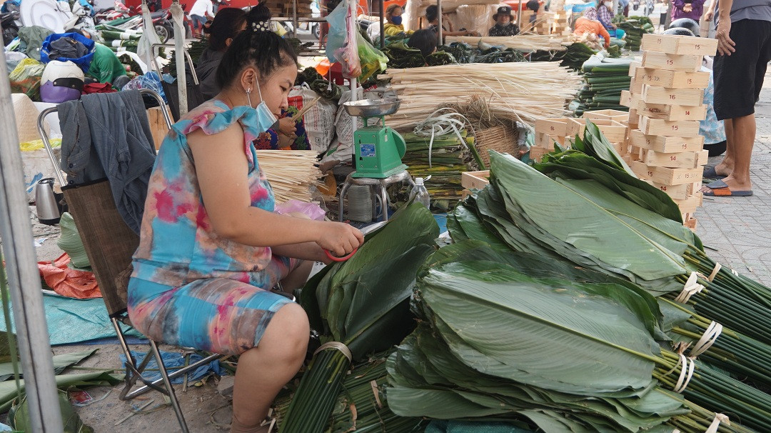 Dịch COVID-19 trở lại, chợ lá dong lớn nhất TPHCM rơi cảnh thưa vắng ảnh 4