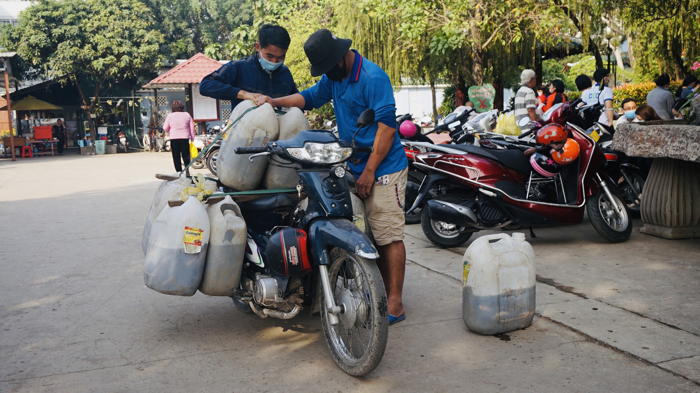 Người Sài Gòn đeo khẩu trang, thả cá chép đưa ông Táo về trời ảnh 1