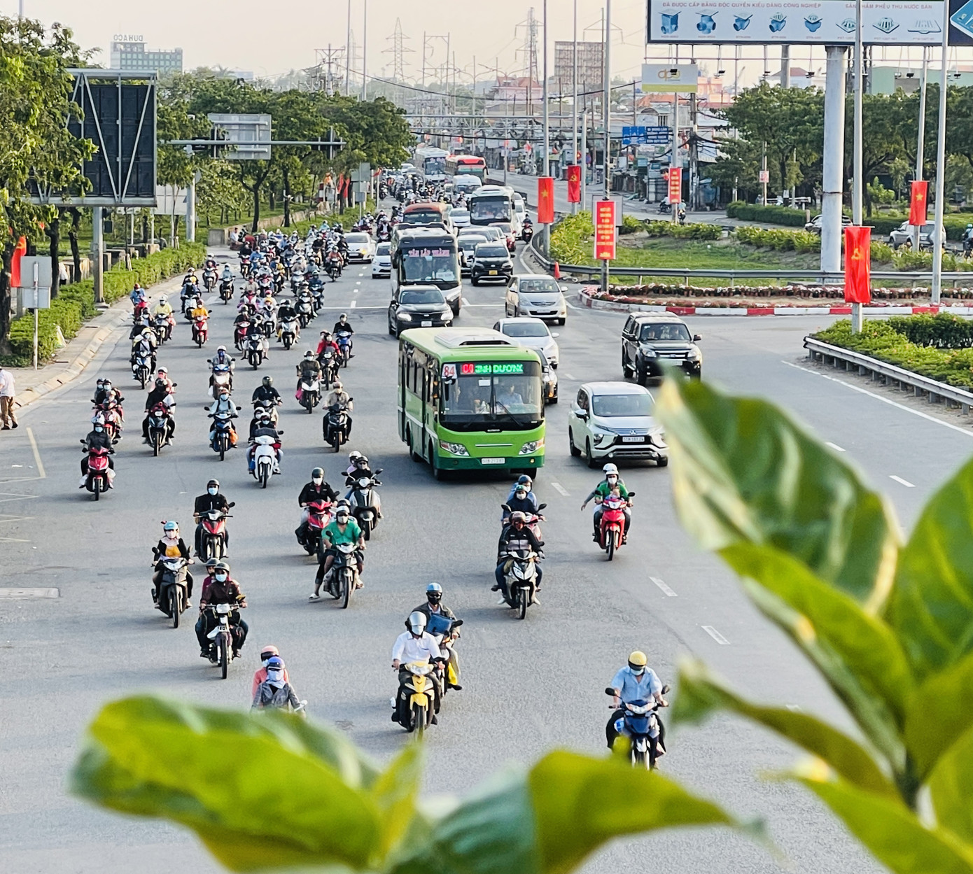 Xe cộ ùn ùn quay lại TPHCM sau kì nghỉ Tết ảnh 18