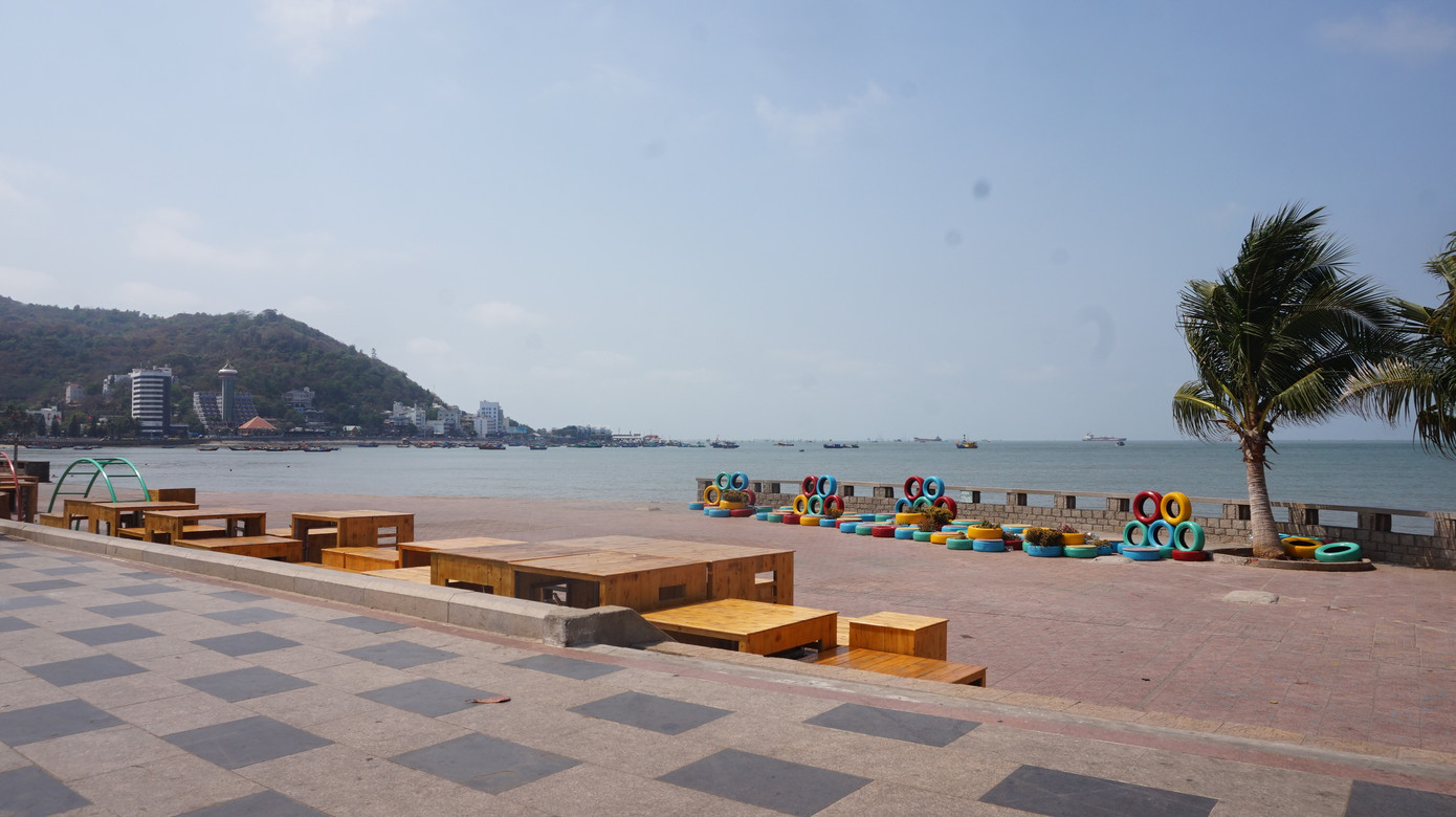 5 thuỷ thủ dương tính SARS-CoV-2: Đường phố Vũng Tàu vắng vẻ, khách tắm biển đeo khẩu trang ảnh 6