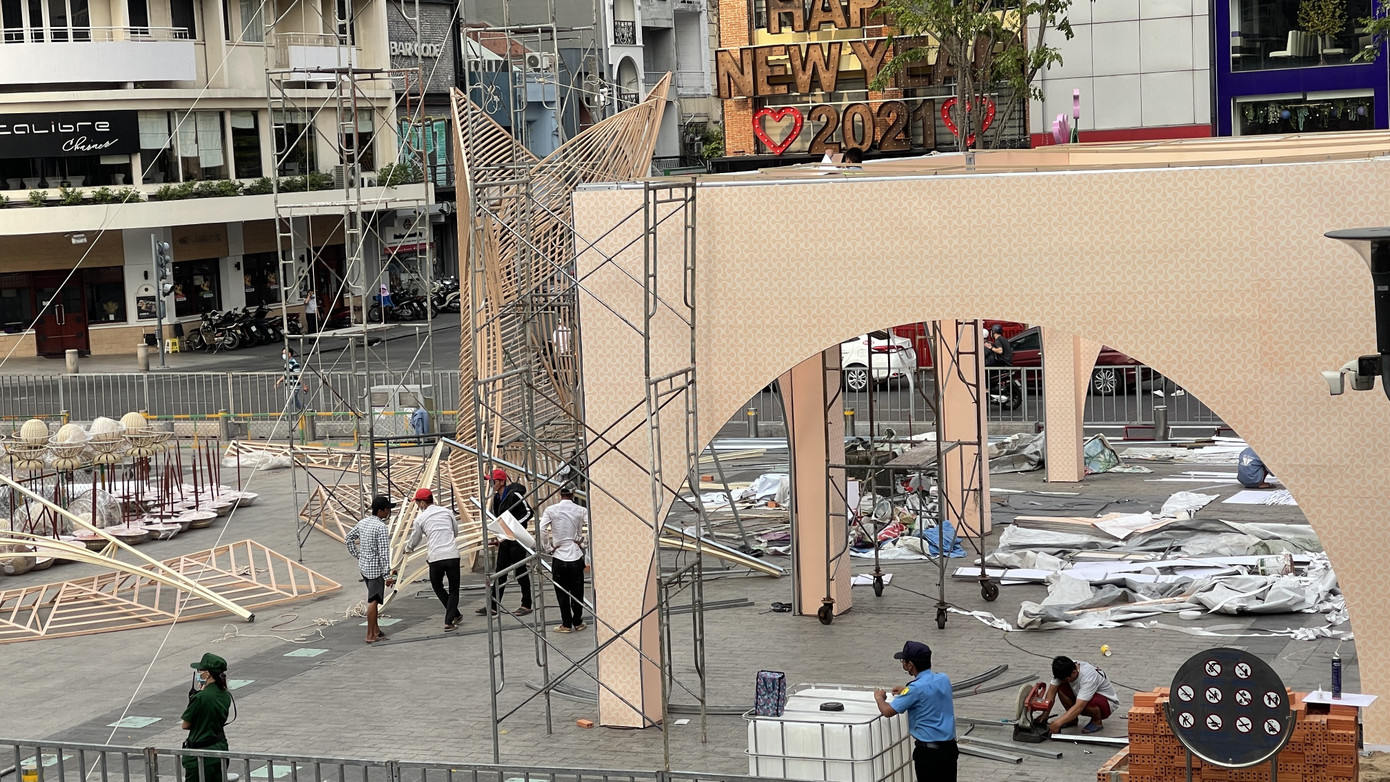 Hối hả thi công đường hoa Nguyễn Huệ ảnh 13