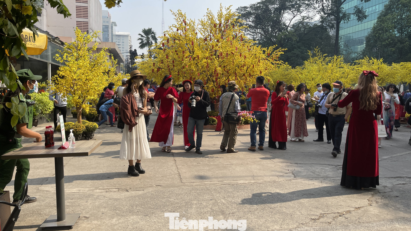 TPHCM: Du xuân sớm, nhiều người lơ là phòng dịch COVID -19 ảnh 15