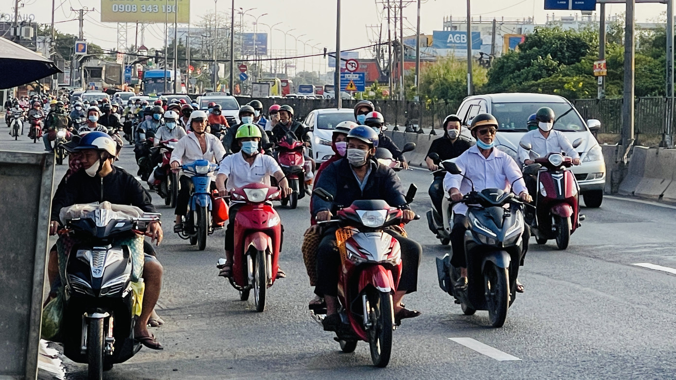 Xe cộ ùn ùn quay lại TPHCM sau kì nghỉ Tết ảnh 8