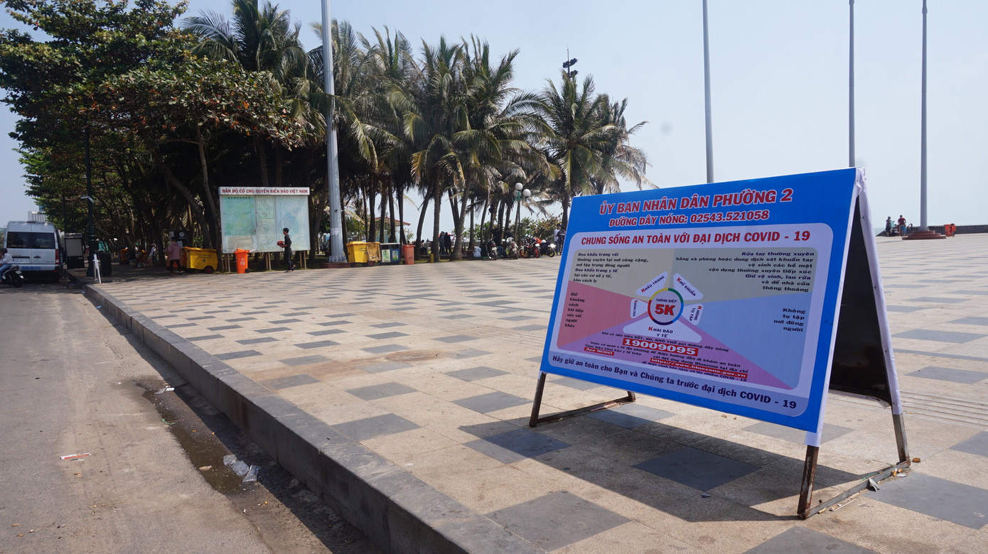 5 thuỷ thủ dương tính SARS-CoV-2: Đường phố Vũng Tàu vắng vẻ, khách tắm biển đeo khẩu trang ảnh 4