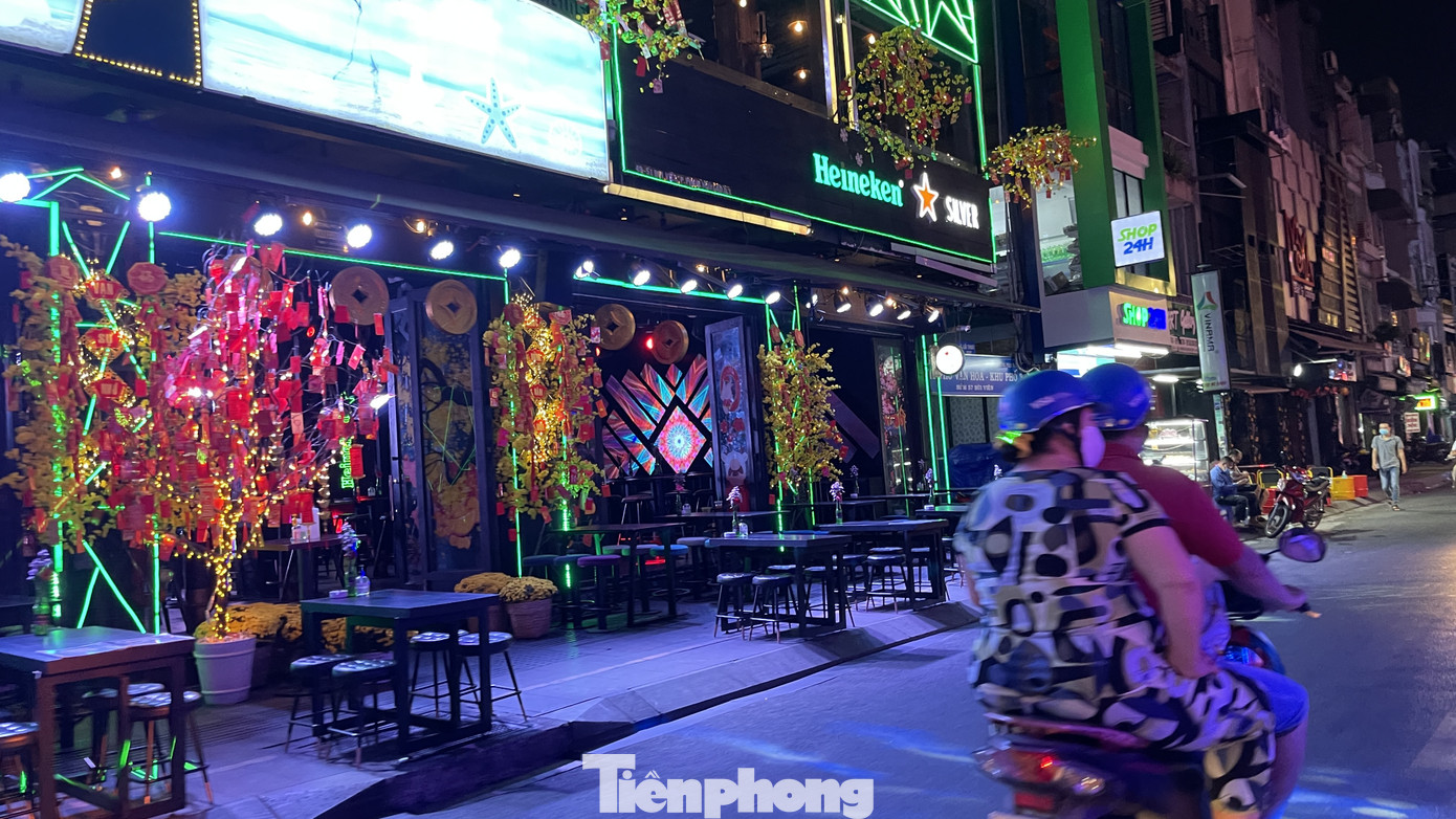 Phố Tây Bùi Viện 'vắng như chùa Bà Đanh' vì COVID-19 ảnh 9