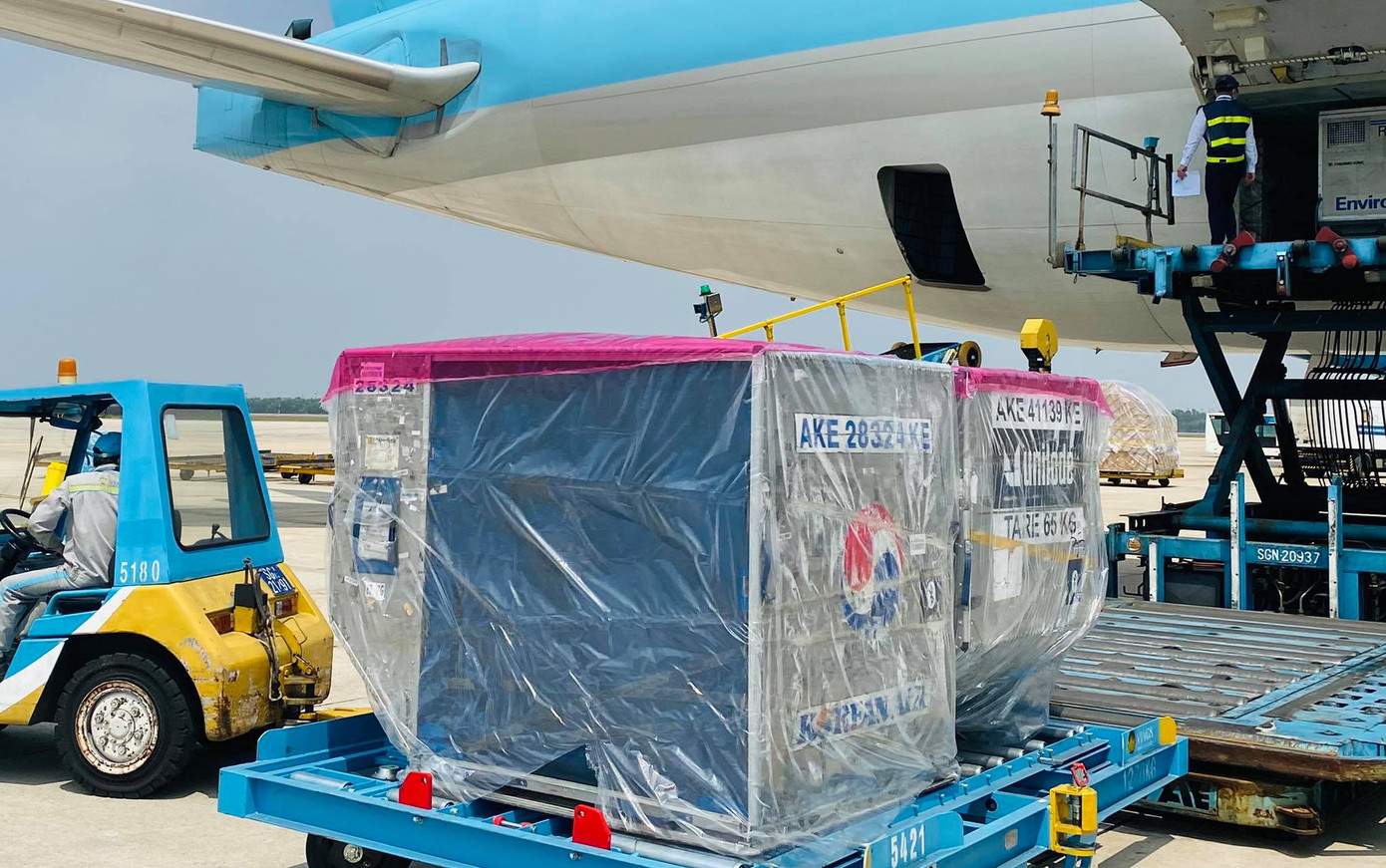 Cận cảnh lô vắc xin ngừa COVID-19 đầu tiên về Việt Nam ảnh 5