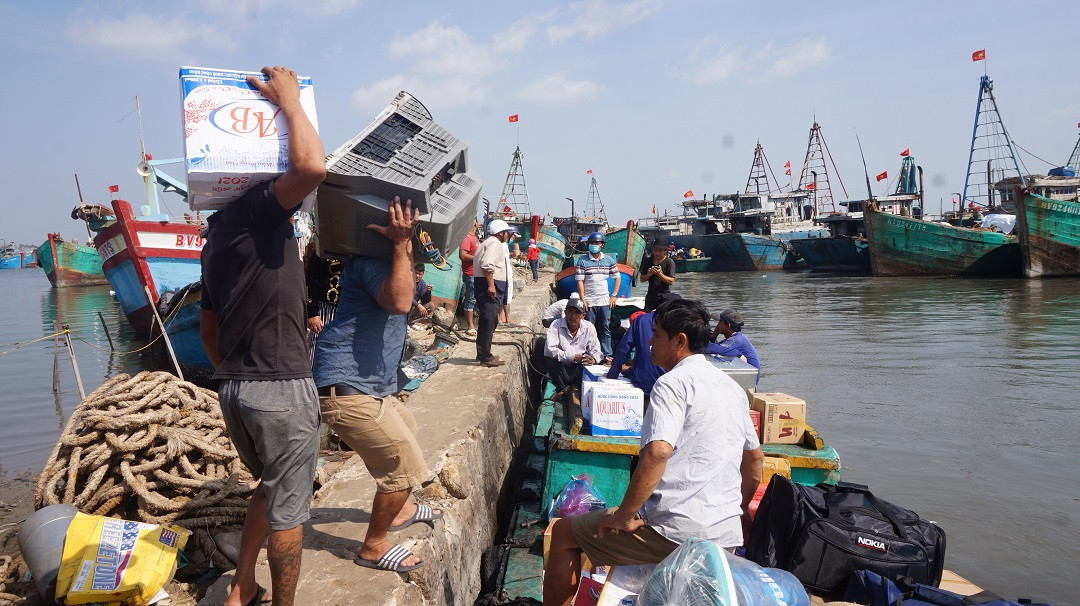 Cảnh ngư dân phấn khởi ra khơi đầu năm lấy lộc ảnh 4