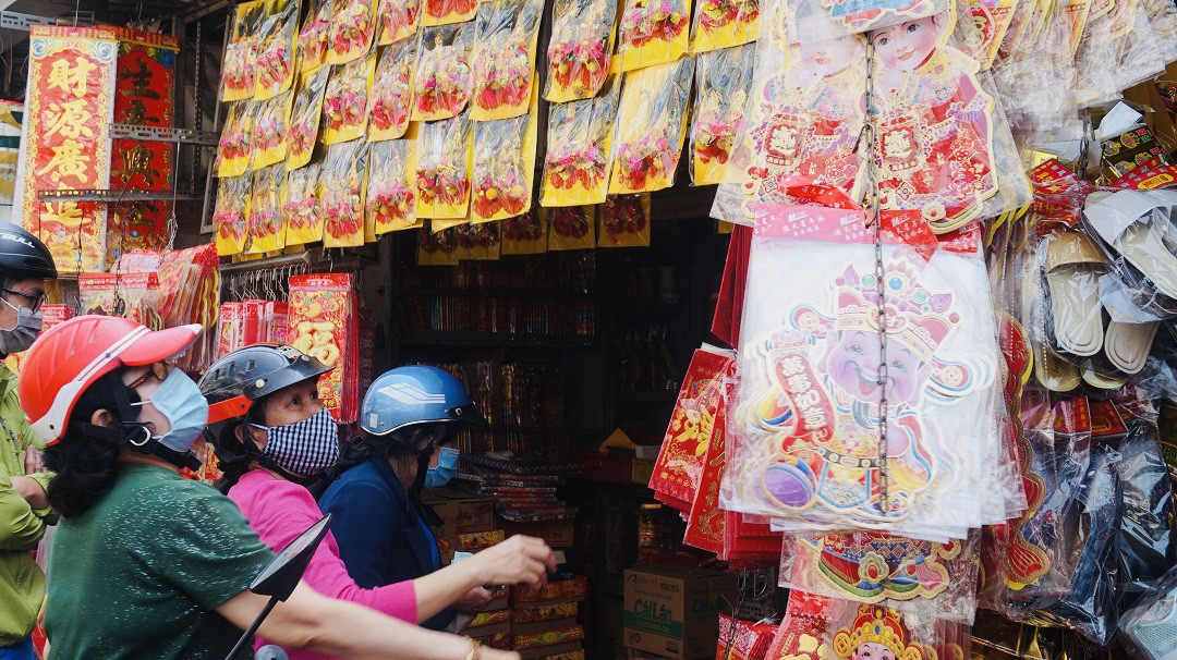 Người Sài Gòn tranh thủ sắm iPad, iPhone về cúng ông Công ông Táo ảnh 5