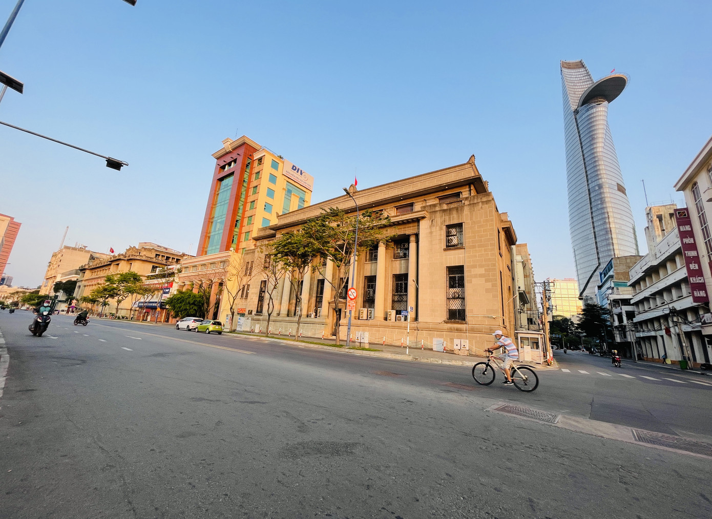 Cảnh vắng vẻ khác lạ ở TPHCM trong ngày đầu đi làm trở lại ảnh 1