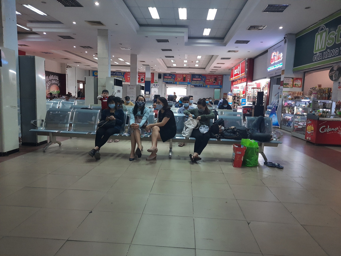 Cận cảnh người dân đi trả vé tàu về Tết ở ga Sài Gòn ảnh 3