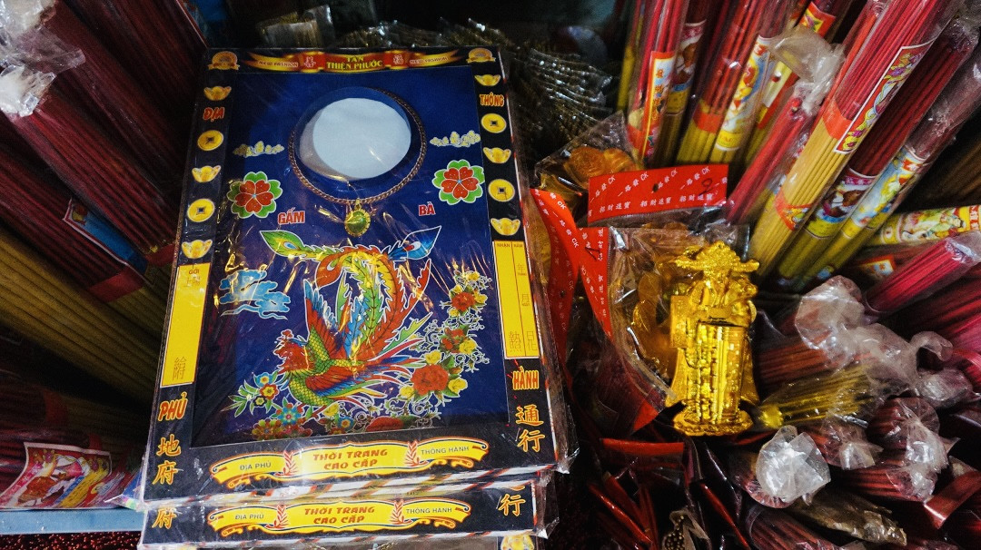 Người Sài Gòn tranh thủ sắm iPad, iPhone về cúng ông Công ông Táo ảnh 11