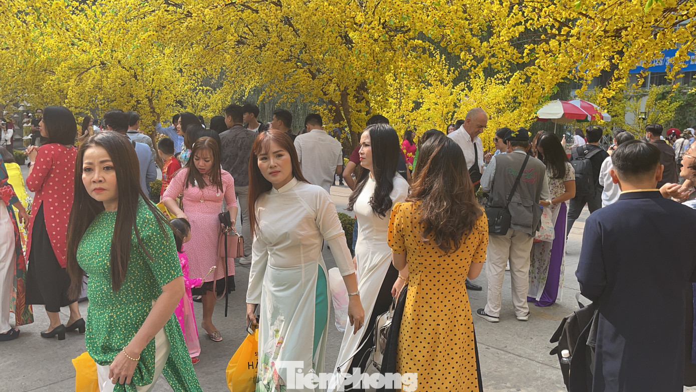 TPHCM: Du xuân sớm, nhiều người lơ là phòng dịch COVID -19 ảnh 5