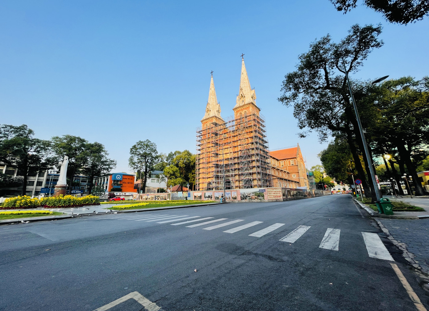 Cảnh vắng vẻ khác lạ ở TPHCM trong ngày đầu đi làm trở lại ảnh 9