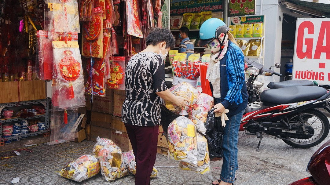 Người Sài Gòn tranh thủ sắm iPad, iPhone về cúng ông Công ông Táo ảnh 14