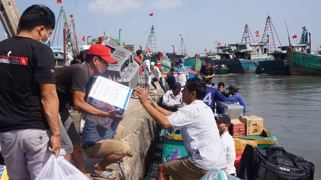 Cảnh ngư dân phấn khởi ra khơi đầu năm lấy lộc ảnh 6