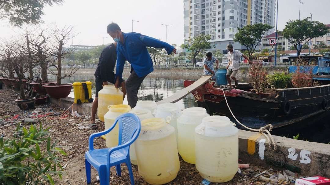 Sôi động cảnh hoa Tết miền Tây theo ghe lên thành phố ảnh 5
