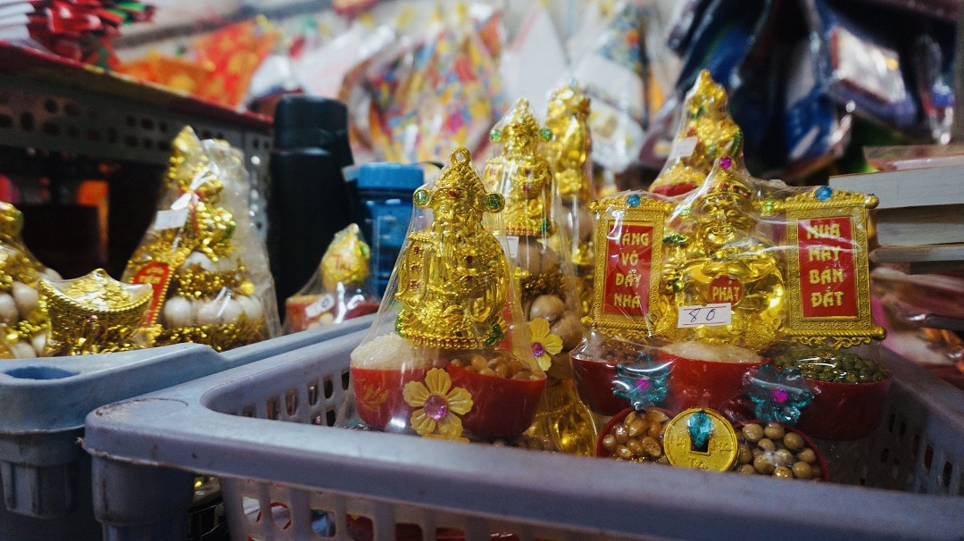 Người Sài Gòn tranh thủ sắm iPad, iPhone về cúng ông Công ông Táo ảnh 6