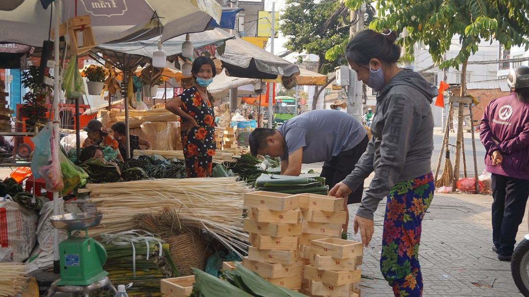 Dịch COVID-19 trở lại, chợ lá dong lớn nhất TPHCM rơi cảnh thưa vắng ảnh 3