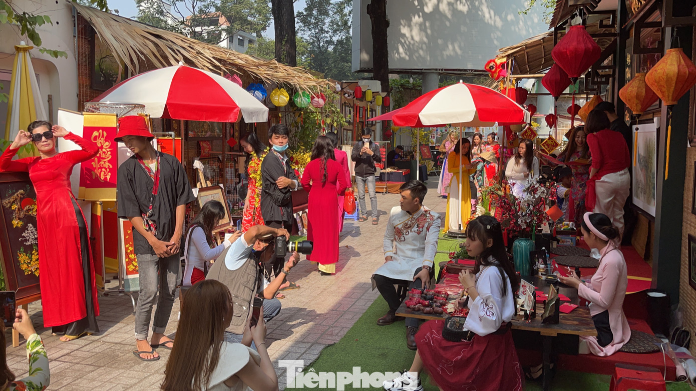 TPHCM: Du xuân sớm, nhiều người lơ là phòng dịch COVID -19 ảnh 12