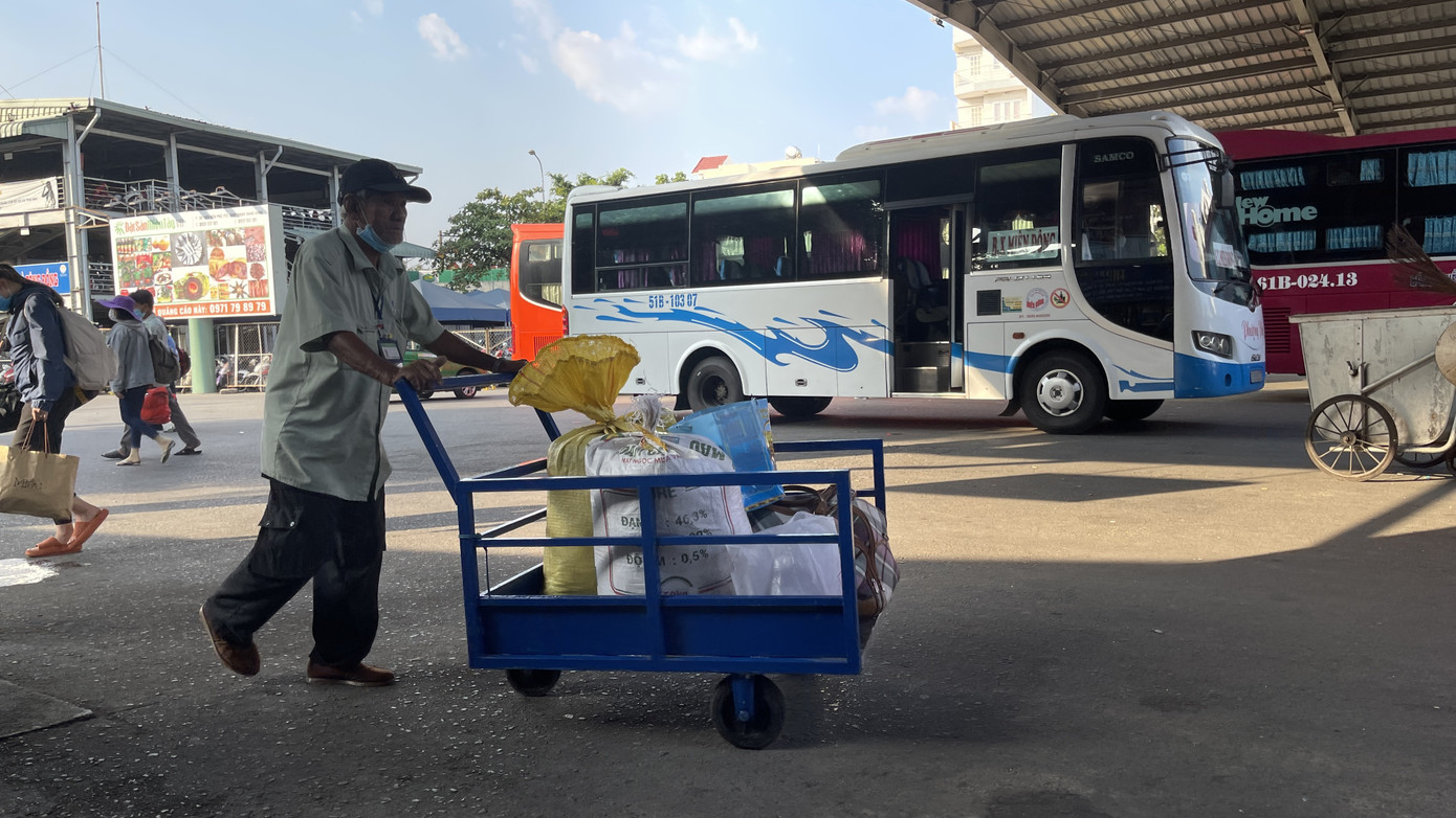 Người dân ‘đủng đỉnh’ trở lại TPHCM sau Tết ảnh 9