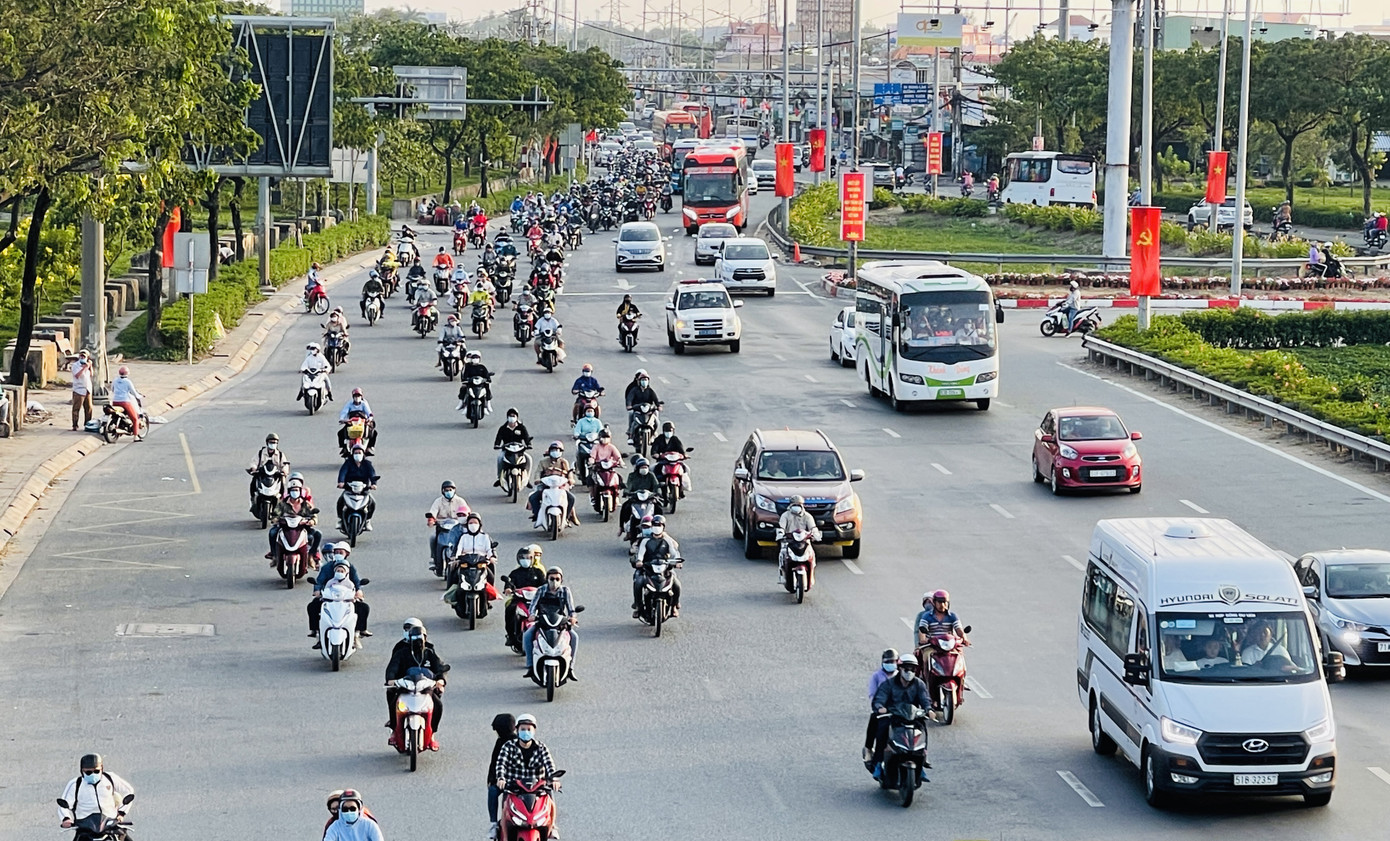 Xe cộ ùn ùn quay lại TPHCM sau kì nghỉ Tết ảnh 1