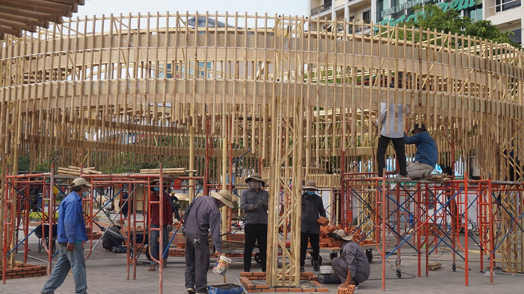 Hối hả thi công đường hoa Nguyễn Huệ ảnh 16