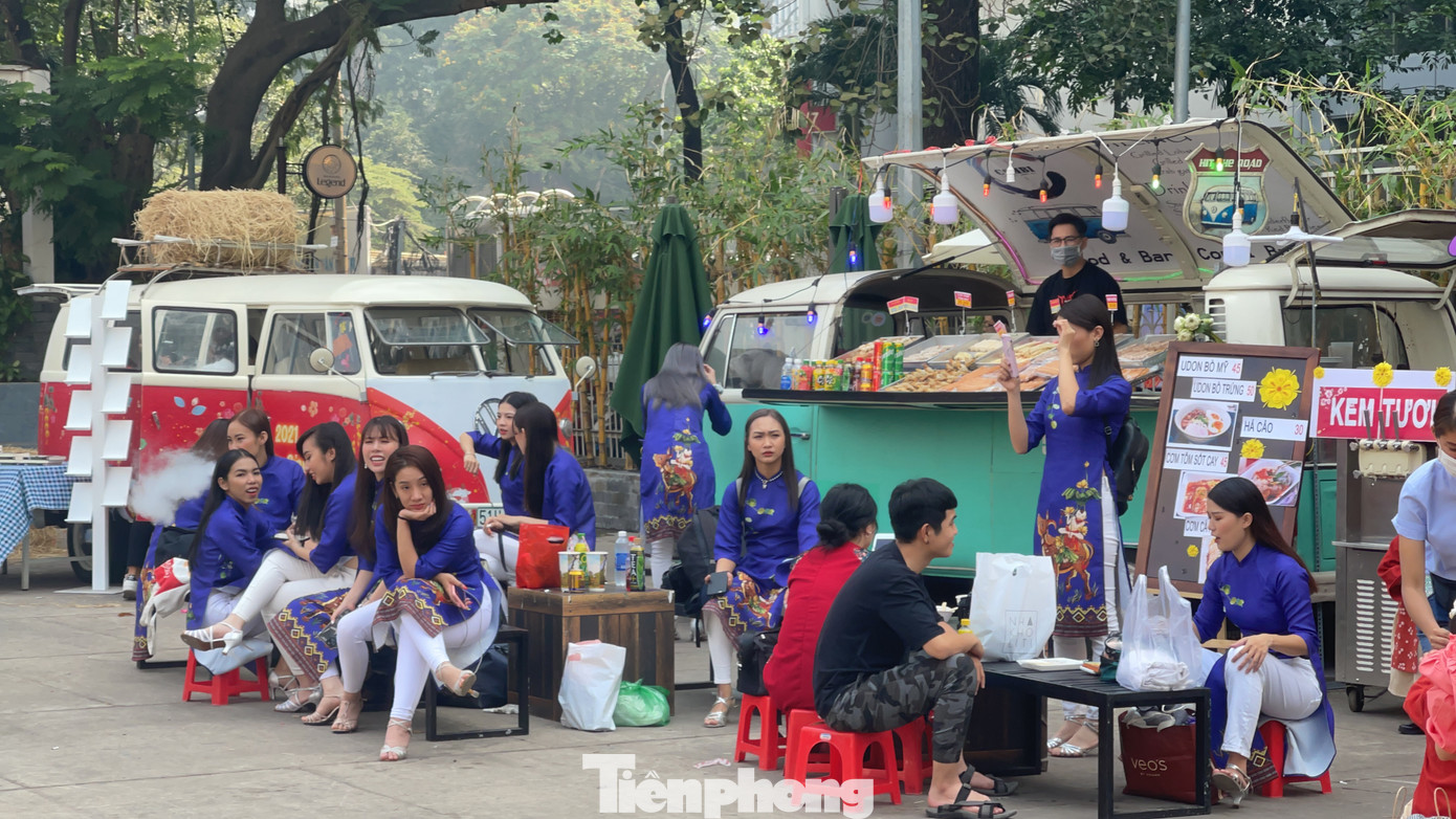 TPHCM: Du xuân sớm, nhiều người lơ là phòng dịch COVID -19 ảnh 10