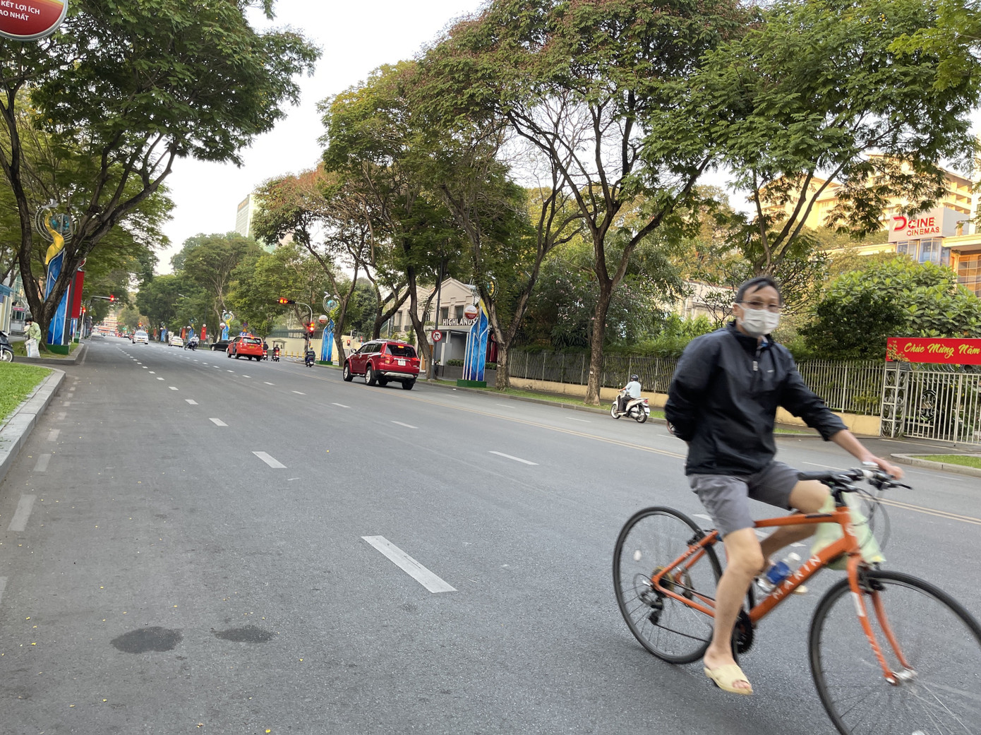 Cảnh vắng vẻ khác lạ ở TPHCM trong ngày đầu đi làm trở lại ảnh 11