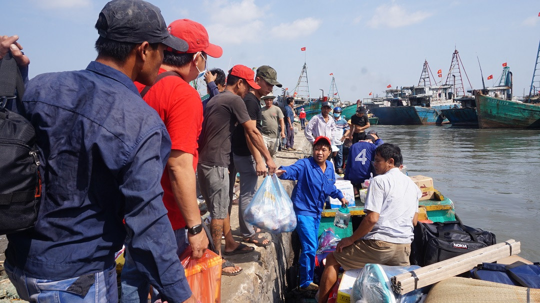 Cảnh ngư dân phấn khởi ra khơi đầu năm lấy lộc ảnh 3