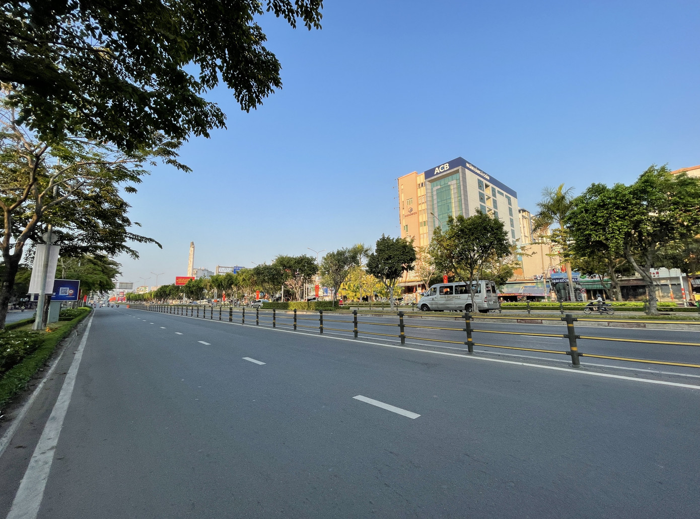 Cảnh vắng vẻ khác lạ ở TPHCM trong ngày đầu đi làm trở lại ảnh 5