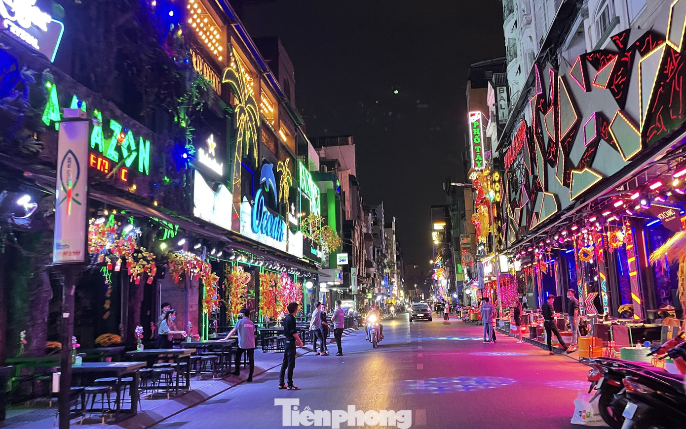 Phố Tây Bùi Viện 'vắng như chùa Bà Đanh' vì COVID-19 ảnh 10