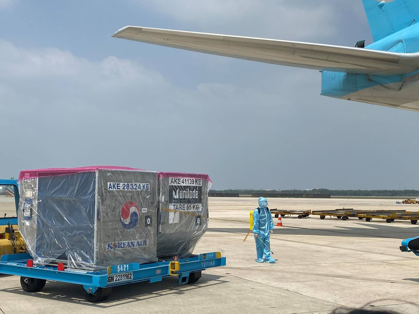 Cận cảnh lô vắc xin ngừa COVID-19 đầu tiên về Việt Nam ảnh 4