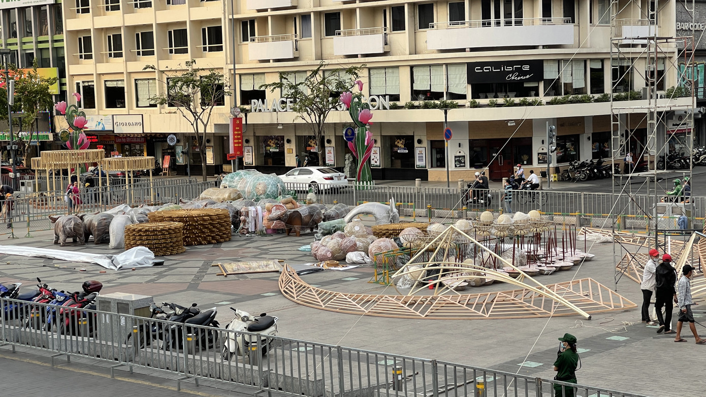 Hối hả thi công đường hoa Nguyễn Huệ ảnh 4