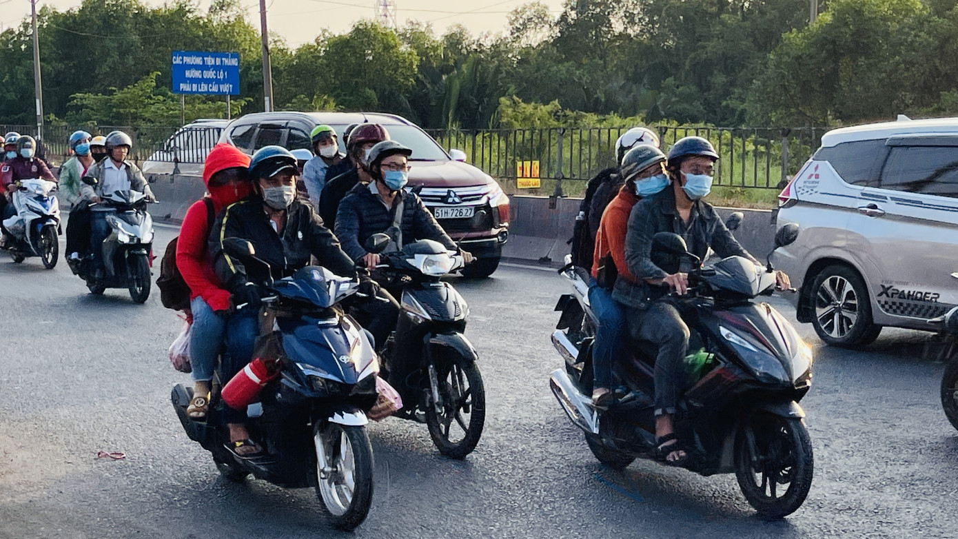 Xe cộ ùn ùn quay lại TPHCM sau kì nghỉ Tết ảnh 10