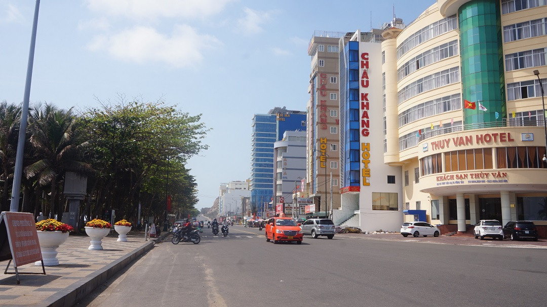 5 thuỷ thủ dương tính SARS-CoV-2: Đường phố Vũng Tàu vắng vẻ, khách tắm biển đeo khẩu trang ảnh 10