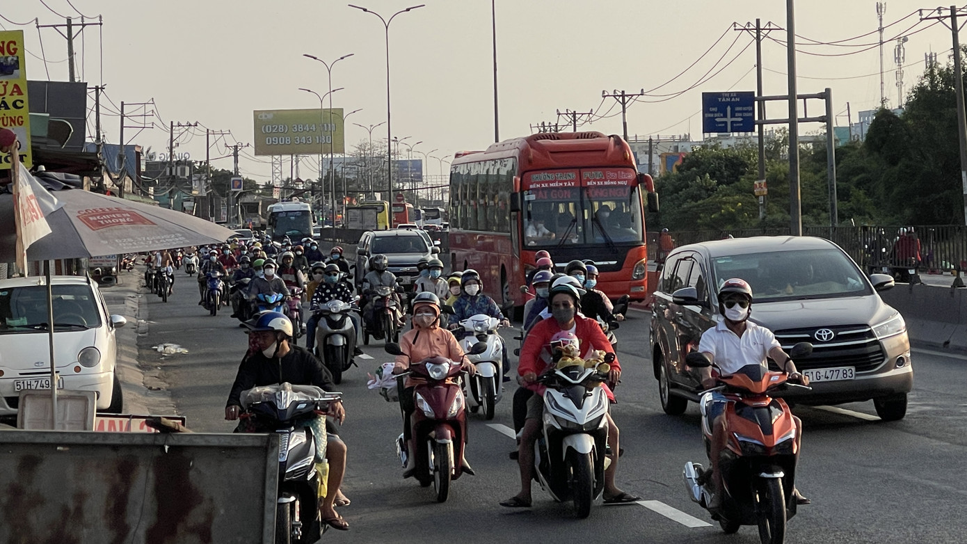 Xe cộ ùn ùn quay lại TPHCM sau kì nghỉ Tết ảnh 3