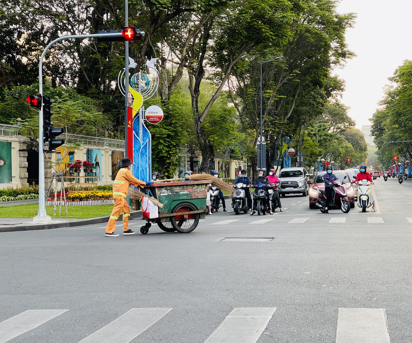 Cảnh vắng vẻ khác lạ ở TPHCM trong ngày đầu đi làm trở lại ảnh 4
