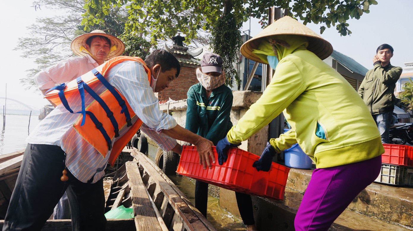 Người Sài Gòn đeo khẩu trang, thả cá chép đưa ông Táo về trời ảnh 3