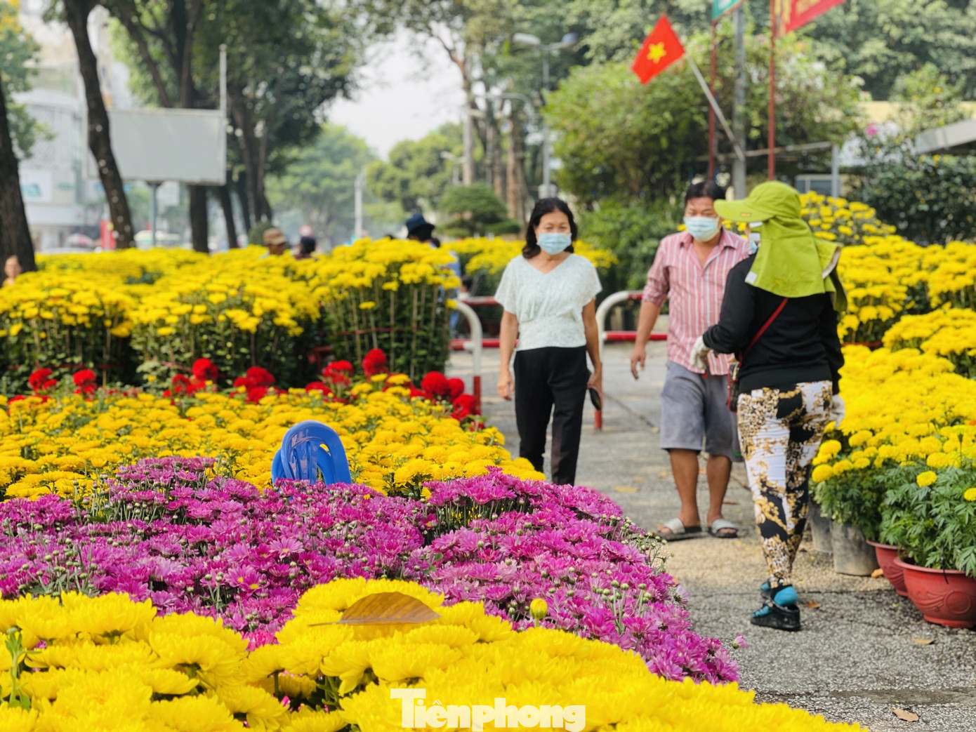 Chợ hoa lớn nhất Sài Gòn vắng khách ngày cận Tết ảnh 1